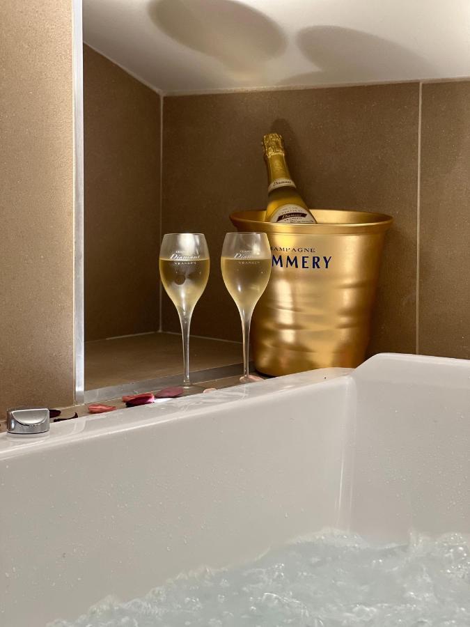Cocon Blanc Calin Avec Jacuzzi Privatif - Loveroom Insolite Сент-Этьен Экстерьер фото