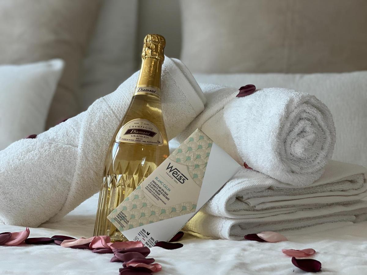 Cocon Blanc Calin Avec Jacuzzi Privatif - Loveroom Insolite Сент-Этьен Экстерьер фото