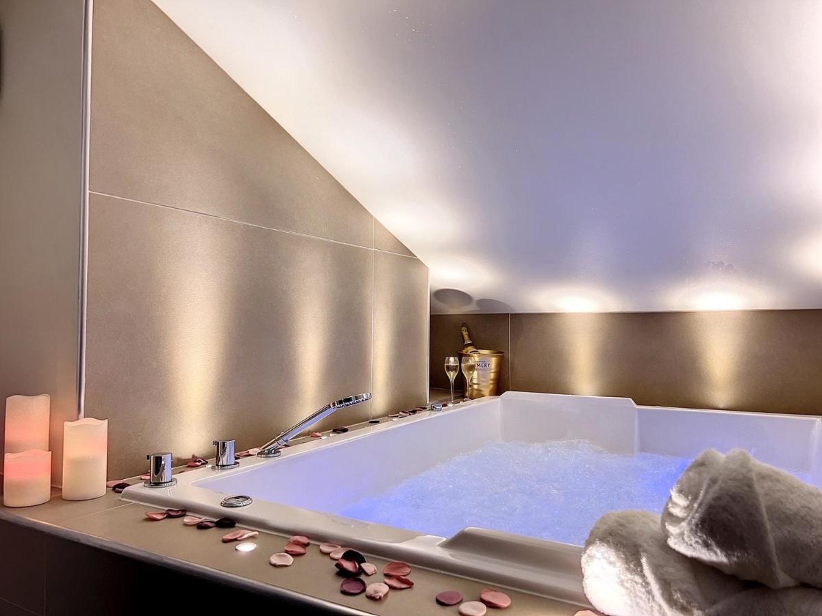 Cocon Blanc Calin Avec Jacuzzi Privatif - Loveroom Insolite Сент-Этьен Экстерьер фото